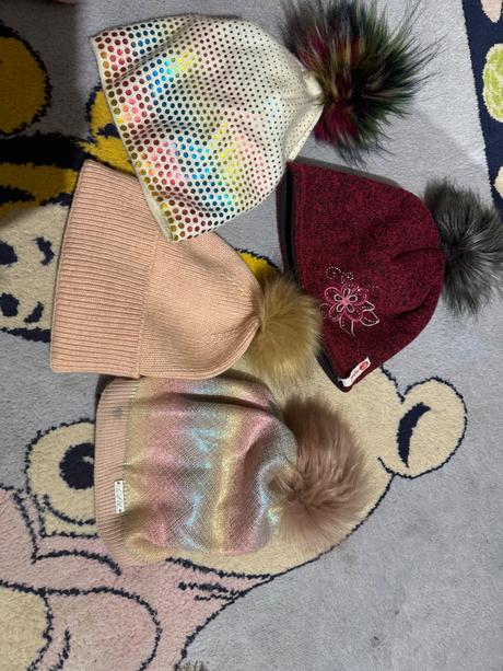 Dievčenské čiapky, s