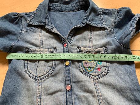 Šaty s výšivkou na vrecku a na chrbte, 122