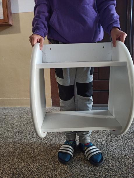 Polica na zavesenie do detskej izby, 