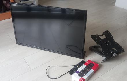 Tv a stojan a uni diaľkový ovládač, 