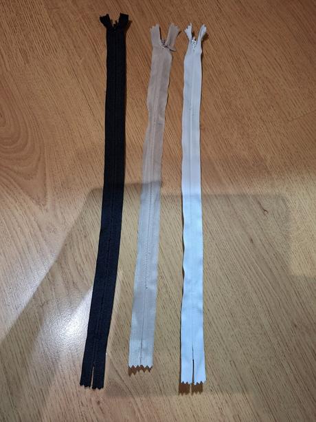 Skryté zipsy na šaty,