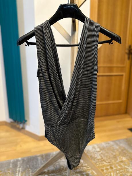 Elegantné body s výstrihom, pull&bear,l