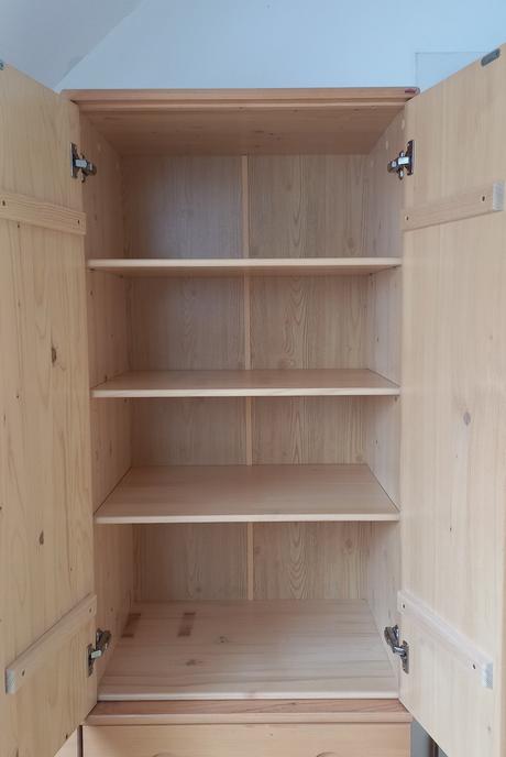 Masívna skriňa do detskej izby, 