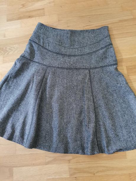Šedomodta sukňa, 40