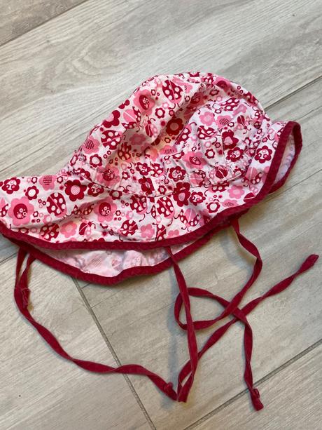 Tenký klobůčik s uvazovaním, okay,98