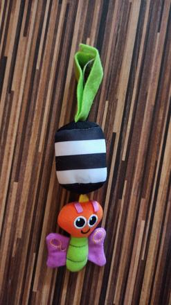 Zavesna hrkalka na kocik motylik,