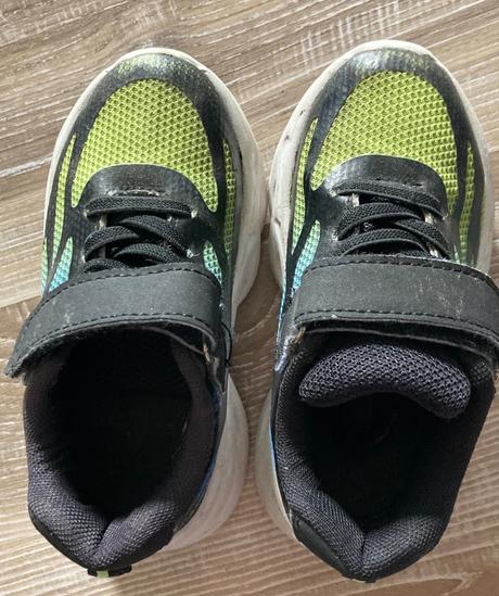 Blikajúce tenisky, 25