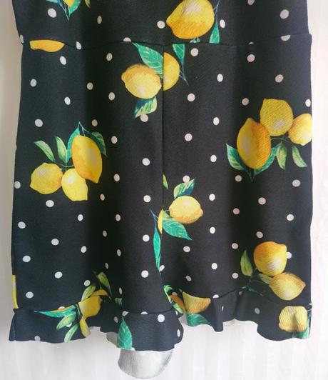 Čierny overal na ramienka, motív citróny, boohoo, s