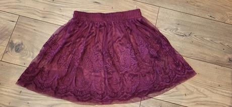 Bordova cipkovana sukna, 134