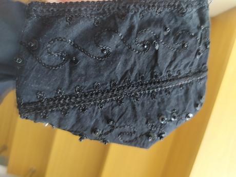 C205saty vysivan okolo krku spodku rikav, s