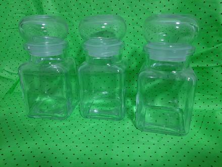 Koreničky, čajníky a cukorničky.,