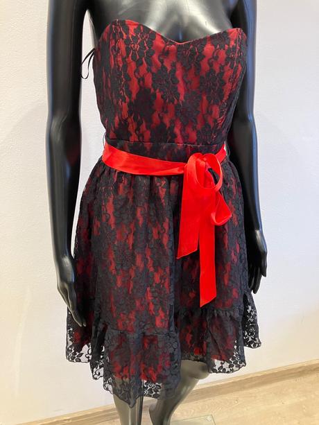 Dámske elegantné čipkované šaty červeno-čierne, m