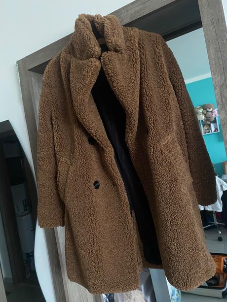 Dlhý dámsky huňatý kabát, bershka,m