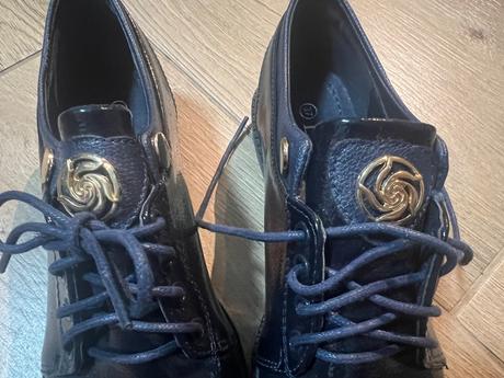 Tmavomodré topánky, 37