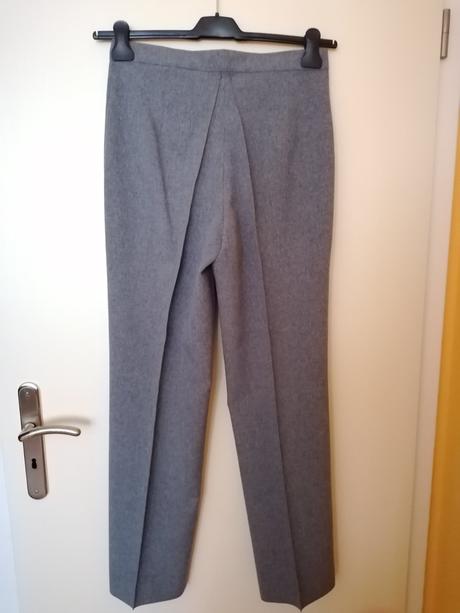 Nohavice s pukmi bledošede, 40