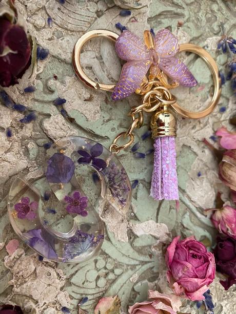 Ručne vyrobené živicové kľúčenky, 