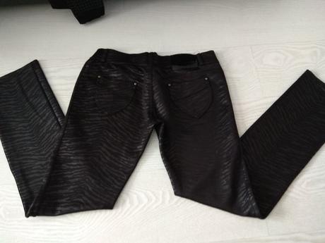 Čierne nohavice so zaujímavým vzorom s poštovným, 30