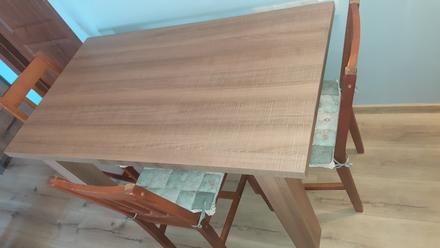 Jedálenský stôl a 4 stoličky, 