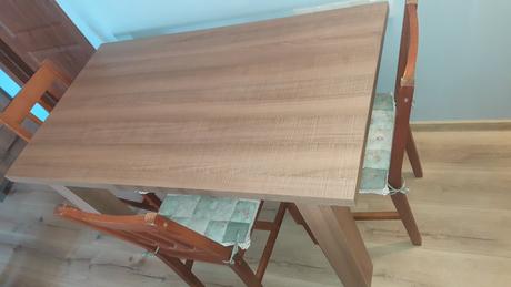 Jedálenský stôl a 4 stoličky, 