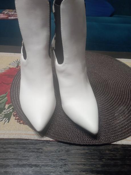 Damske biele kozenne cizmy s ozdobou, 37