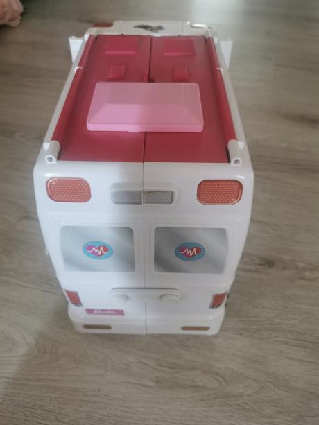 Barbie sanitka,