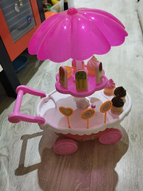 Vozík so zmrzlinou a nanukmi,