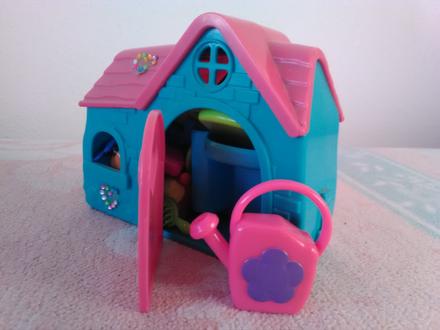 Malý plastový domček s hračkami, 