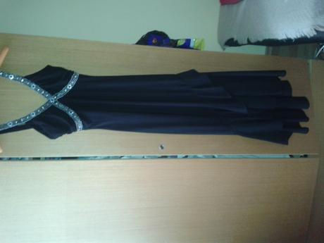 Čierne spoločenské šaty, m