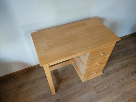 Drevený stôl a stolička,