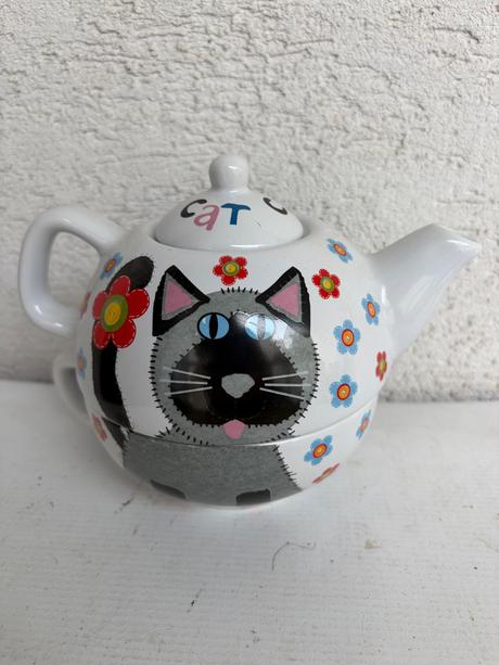 Macka macky porcelan krasny cajnik so salkou,