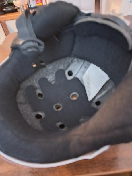 Dievcenska prilba a okuliare, s