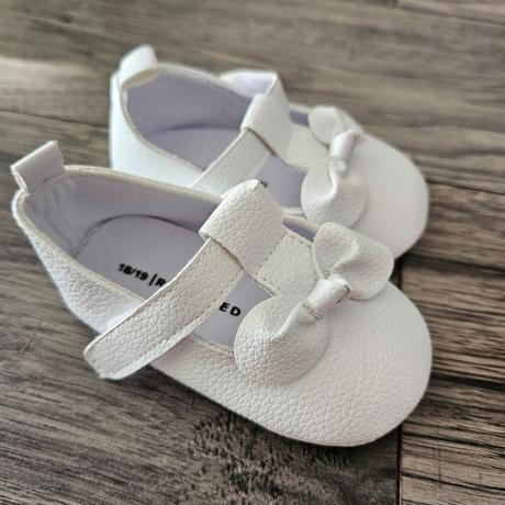 Biele koženkové capačky reserved 18/19, reserved,18