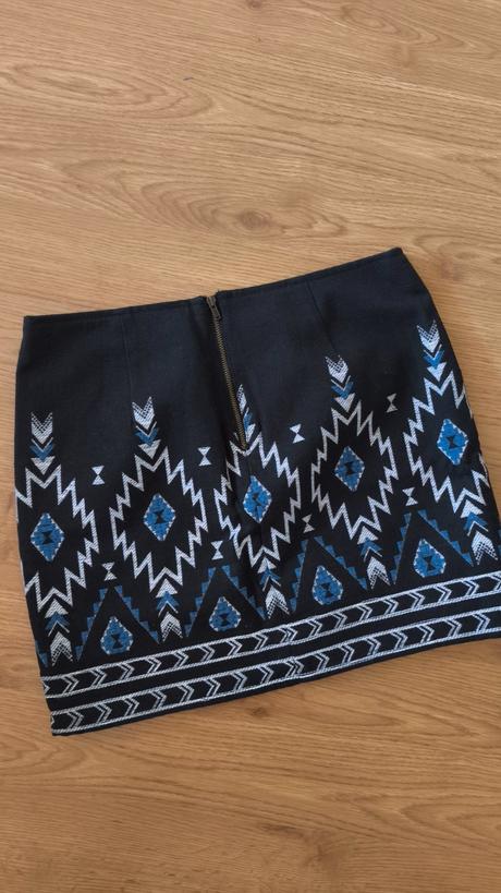 Čierna sukňa s modrými vzormi 38, h&m,m