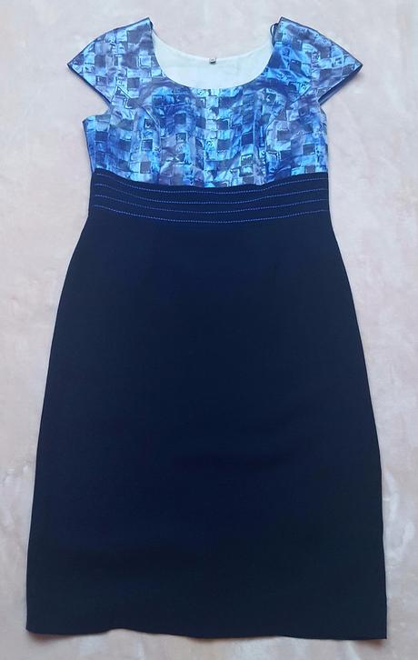 Značkové šaty, 44