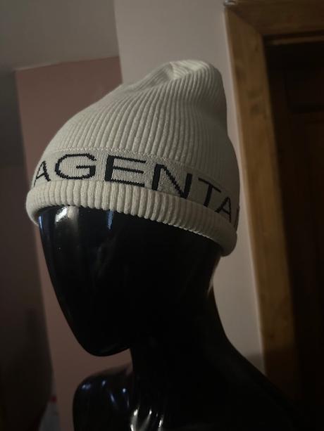 Krémová čiapka s nápisom zn. magenta, m