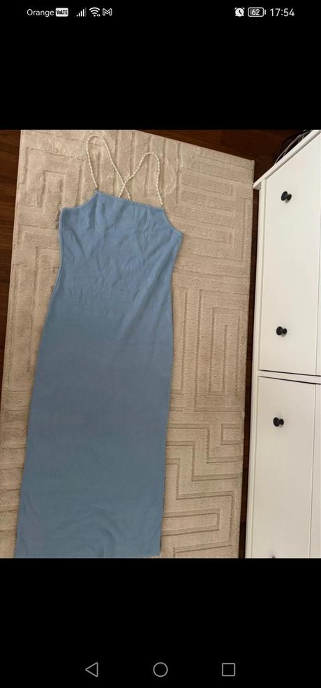 Šaty s holým chrbtom, 42