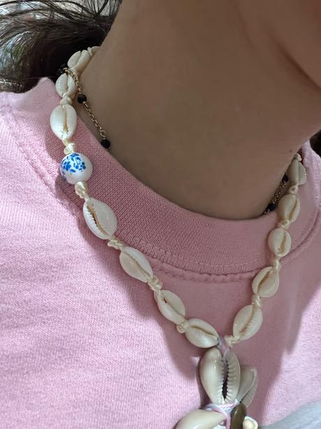 Náhrdelník z malých mušlí a s príveskom kvetinkou, 