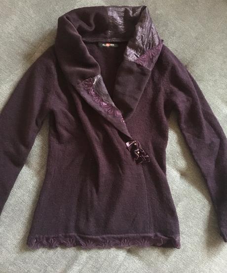 Elegantny fialovy svetrik, s