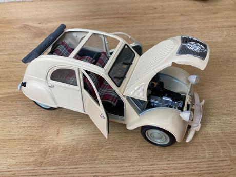 Maisto model auta citroen 2 cv kačka 1/18,