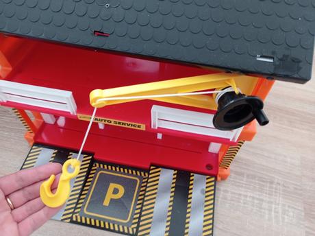 Poschodová autoopravovňa s výťahom a kladkou, 