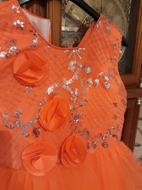 Oranzove saty s aplikacoiu, 140