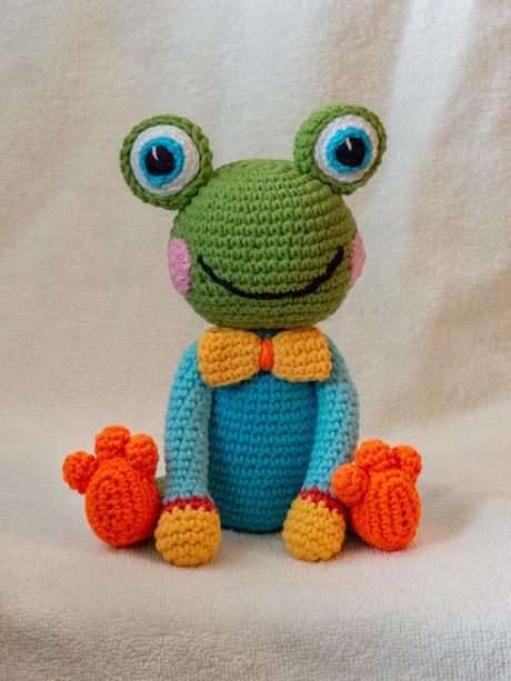 Háčkovaná žabka 16 cm,