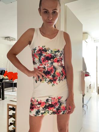 Raz oblecene biele elegantne saty s kvatinkami s, gate,s