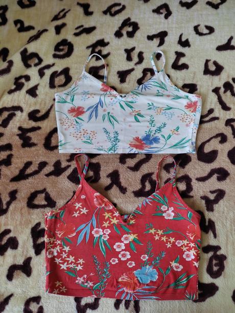 Cerveny a biely kvetinovy kratky top je velkost m,, calliope,m