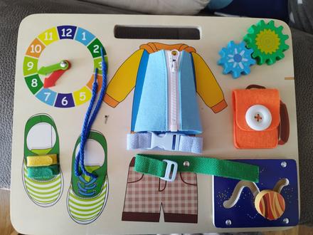 Tabuľka na učenie viazania šnúrok, zipsovania atď., 