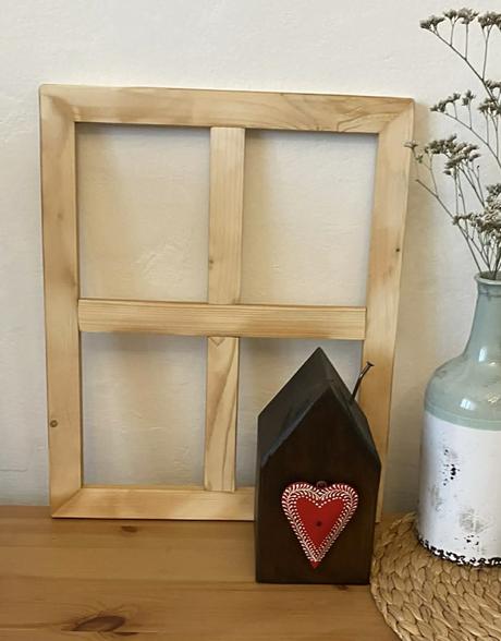 Drevený dekoračný domček a drevené okienko, 