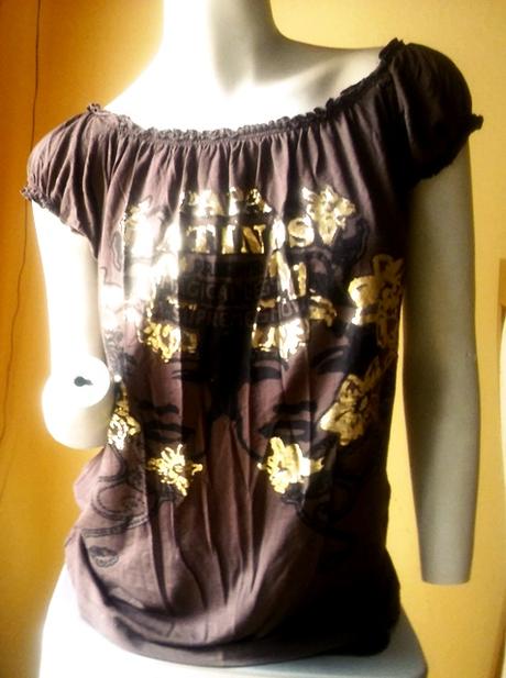 Tričko so zlatou aplikáciou a sexi zadným dielom, 42