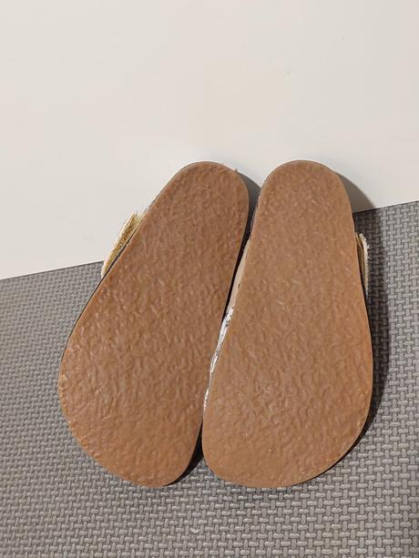 Papuce pegres, pegres,<17