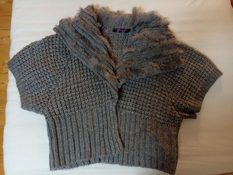 Dámsky krátky šedý svetrík s krátkym rukávom, s