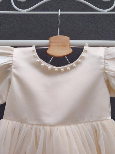 Béžové princeznovské šaty s krátkym rukávom, 92